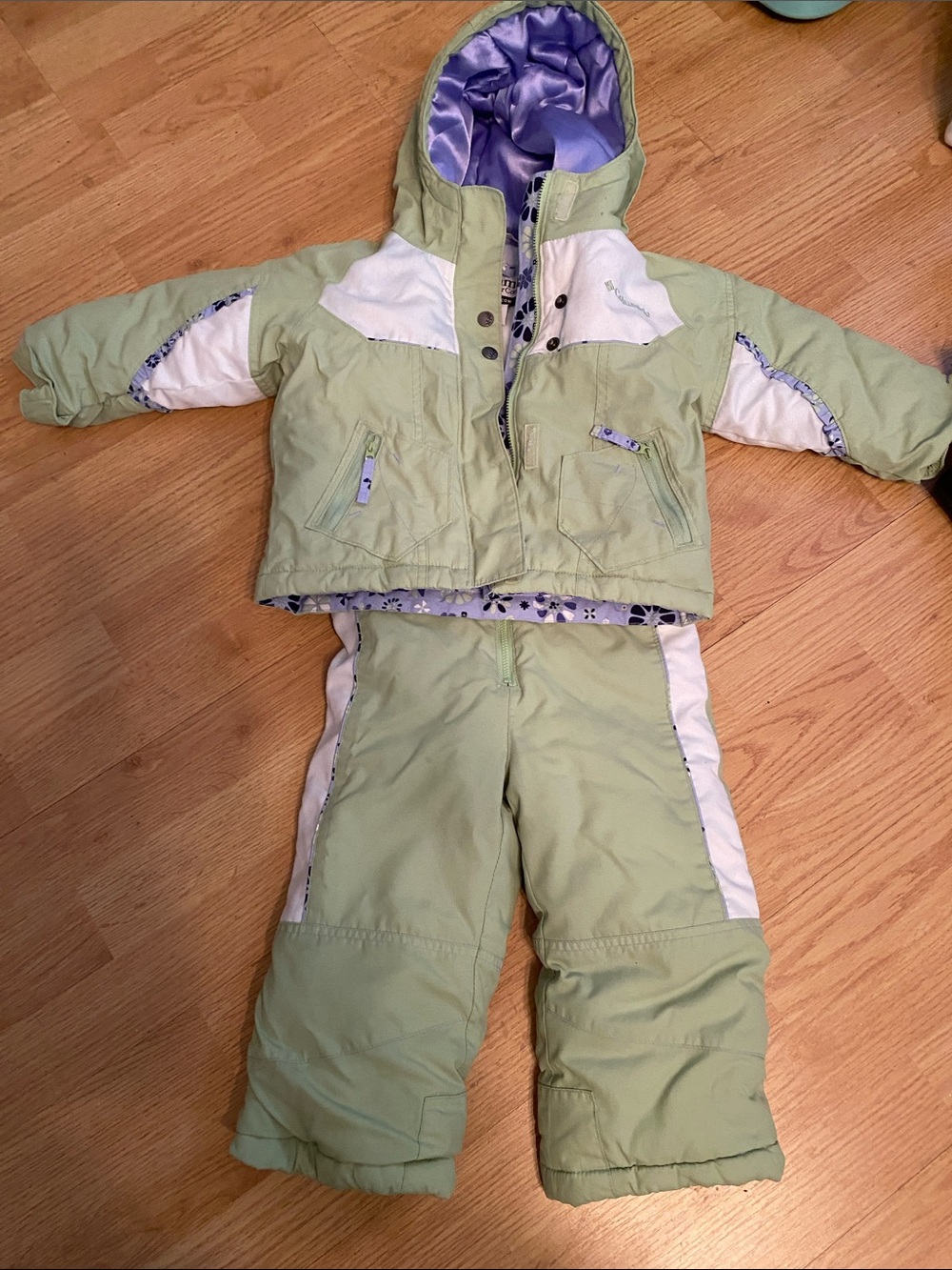 Preowned Columbia Light Green and White Toddler girl  snow set   3 T Good